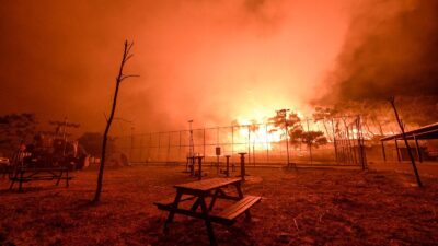 İzmir'de akşam saatlerinde Aliağa'da çıkan ve ormanlık alana sıçrayan yangın