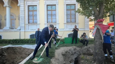 İzmir'in simgelerinden biri olan ve Konak Meydanı'ndaki tarihi Kemeraltı Çarşısı