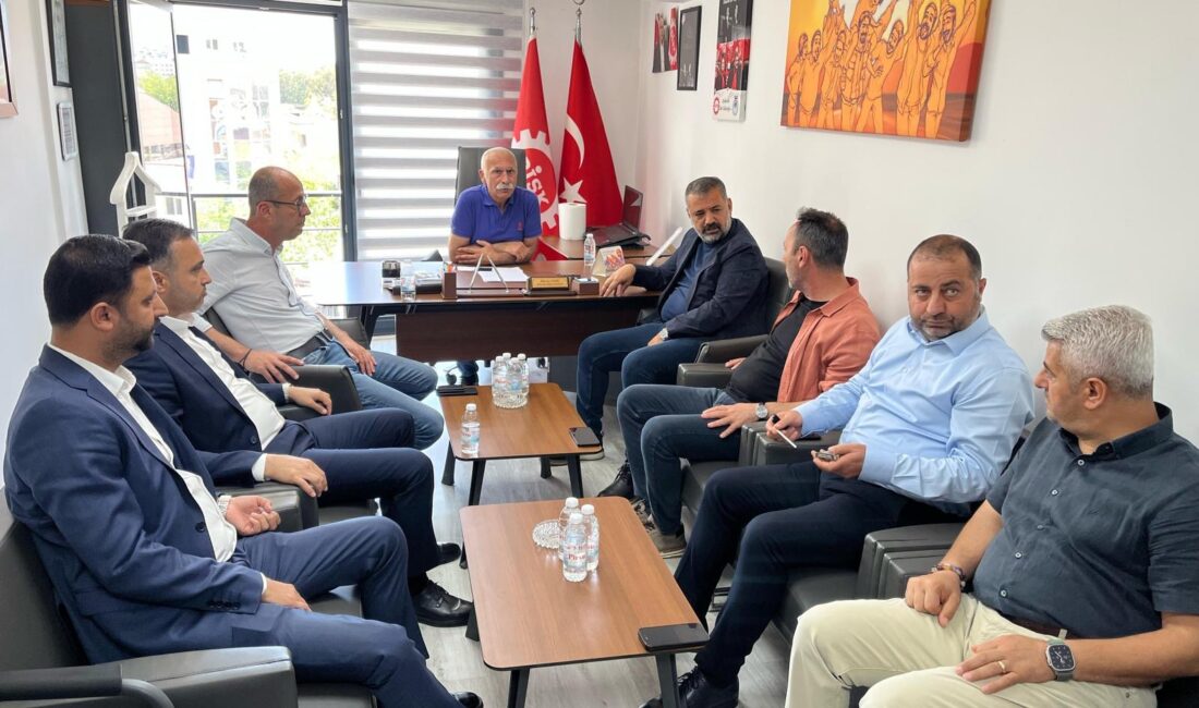Cumhuriyet Halk Partisi İzmir İl Başkanı Şenol Aslanoğlu DİSK Ege