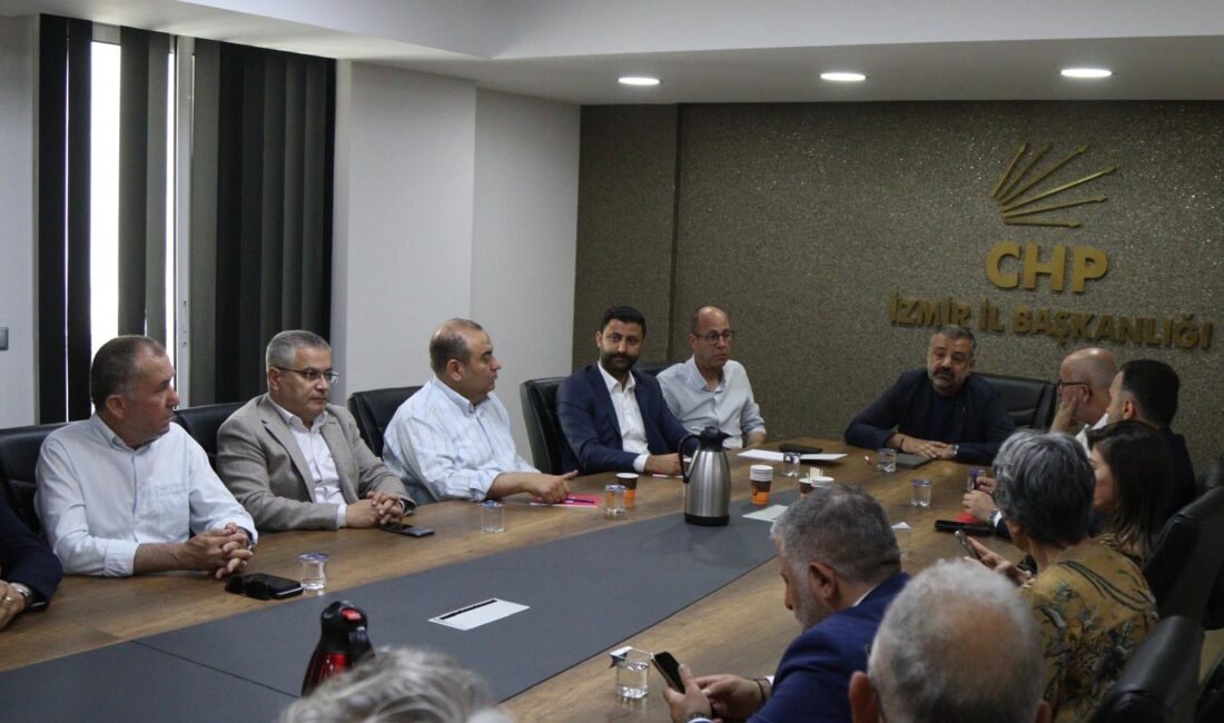 CHP İzmir İl Başkanı Şenol Aslanoğlu ve 30 ilçe başkanı,