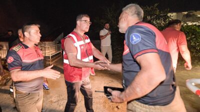 İzmir’i etkisi altına alan yangınlara müdahale çalışmaları kesintisiz devam ediyor.