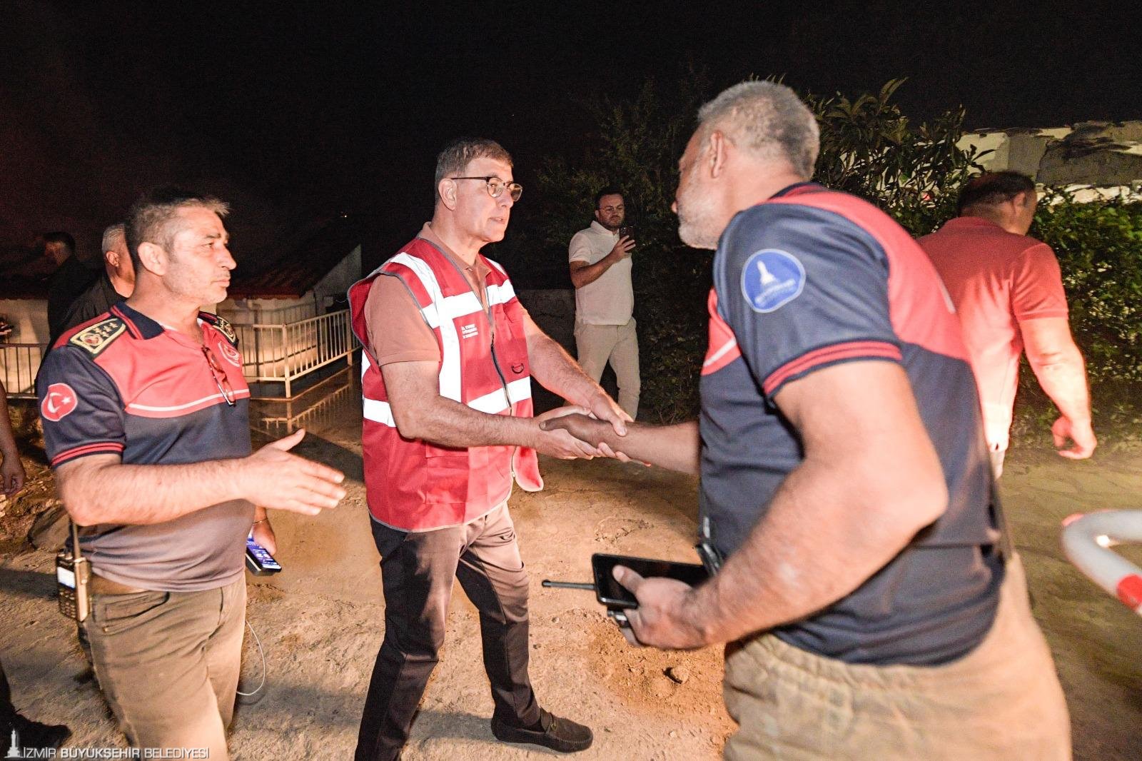 İzmir’i etkisi altına alan yangınlara müdahale çalışmaları kesintisiz devam ediyor.