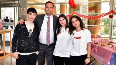 Bornova Belediye Başkanı Ömer Eşki, YKS öncesinde öğrencilere moral verirken,