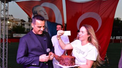 Çiğli Belediyesi’nin organize ettiği aerobik ve dans gecesi, Atatürk Stadı’nı
