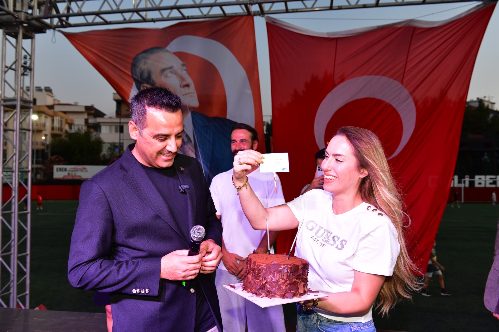 Çiğli Belediyesi’nin organize ettiği aerobik ve dans gecesi, Atatürk Stadı’nı