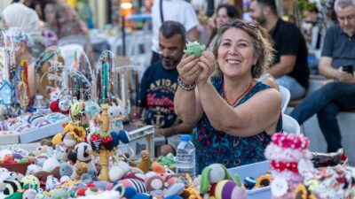 Kadınların el emeği ürünleriyle hayat bulan Gece Pazarı, Karşıyakalıları her
