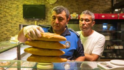 Bornova Belediyesi, sabaha karşı saat 04.00’te 10 fırını denetledi. Yüzde