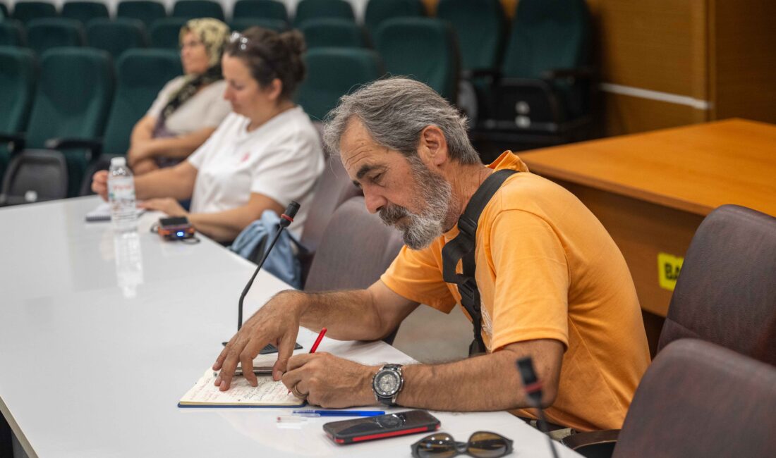 Bornova Belediyesi, üreticilerin doğru tarım bilgilerine ulaşması amacıyla “Meyvecilikte Doğru