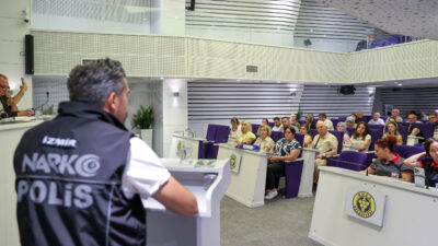 Buca Belediyesi’nin düzenlediği panelde uzmanlar, madde bağımlılığıyla mücadelenin yalnızca bireyin