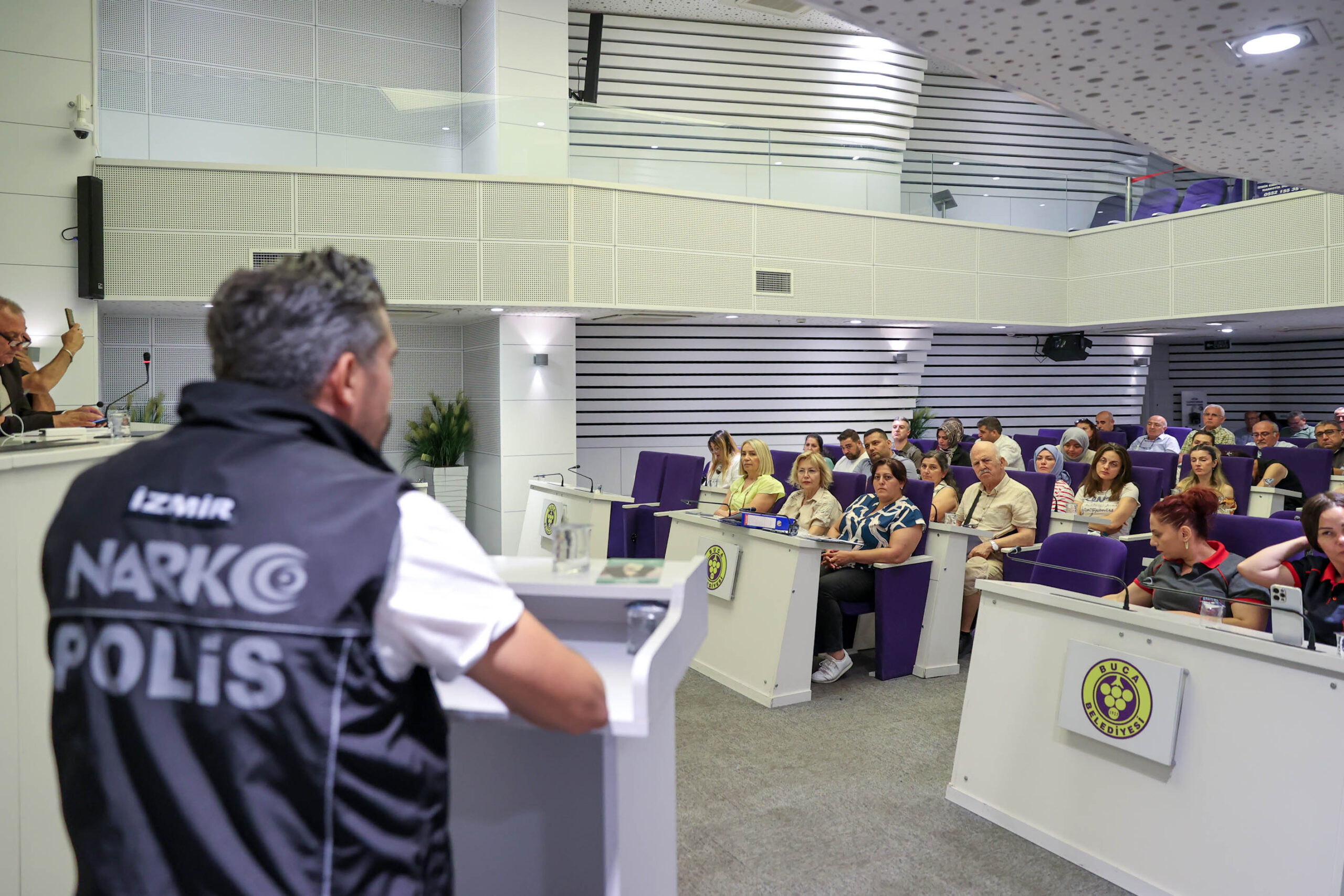 Buca Belediyesi’nin düzenlediği panelde uzmanlar, madde bağımlılığıyla mücadelenin yalnızca bireyin