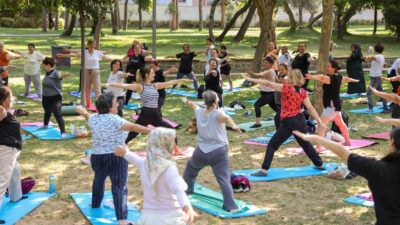 Buca Belediyesi’nin düzenlediği ücretsiz yoga, pilates ve zumba dersleri havaların