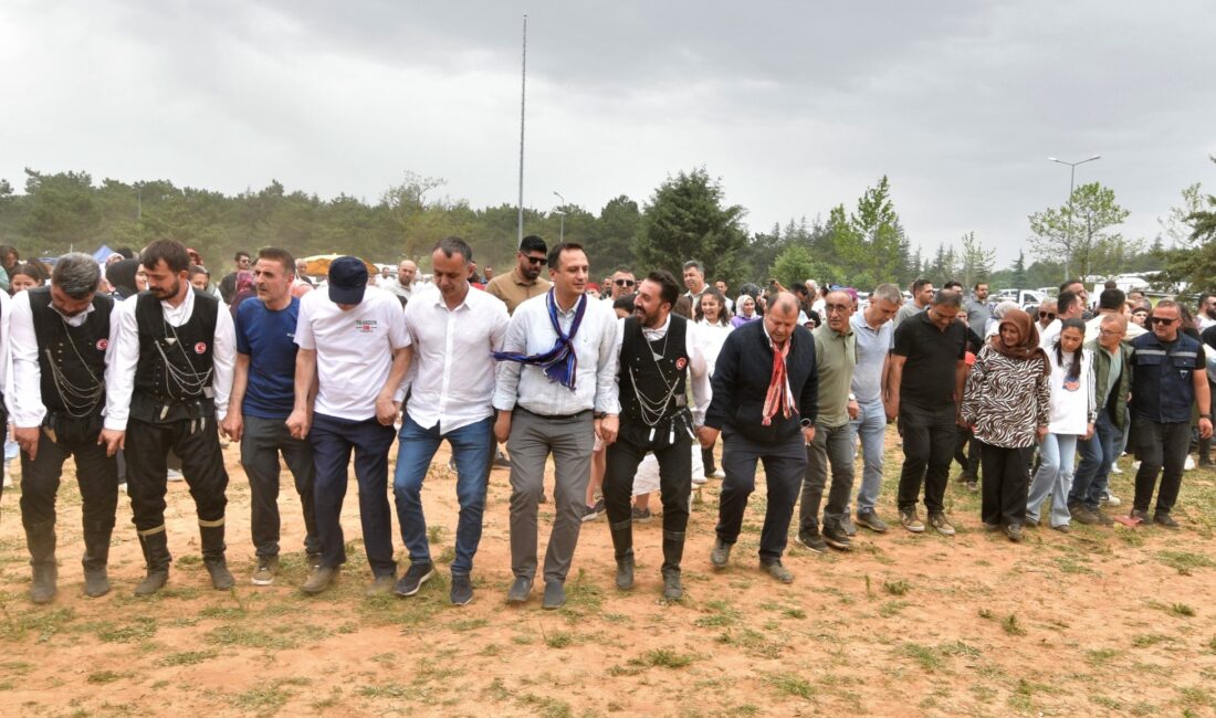 Bornova Belediye Başkanı Ömer Eşki, Spil Dağı’nda düzenlenen Karadenizliler Yayla