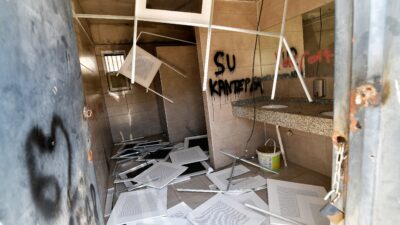 Bornova’nın İnönü Mahallesi’ndeki pazaryeri kimliği belirsiz kişiler tarafından tahrip edildi;