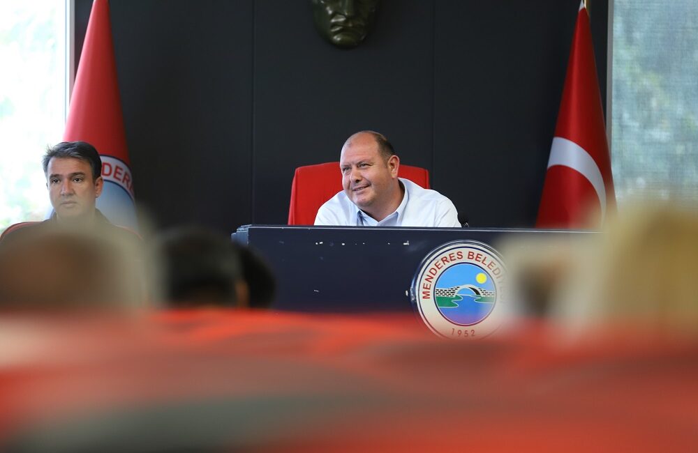 Menderes Belediye Başkanı İlkay Çiçek, istişare toplantısında muhtarlarla bir araya