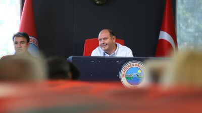 Menderes Belediye Başkanı İlkay Çiçek, istişare toplantısında muhtarlarla bir araya