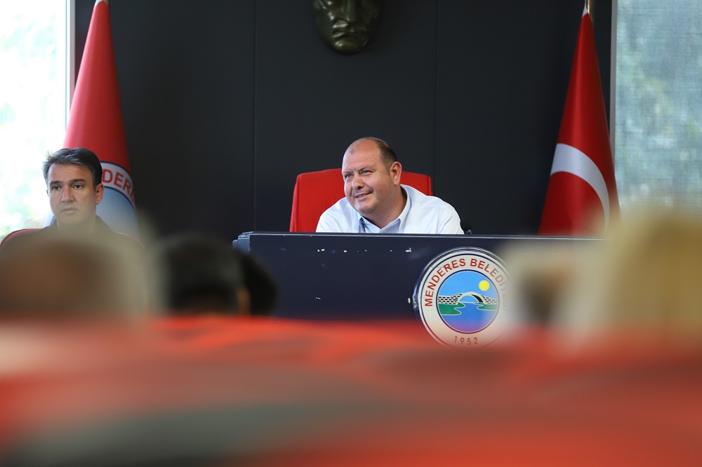 Menderes Belediye Başkanı İlkay Çiçek, istişare toplantısında muhtarlarla bir araya