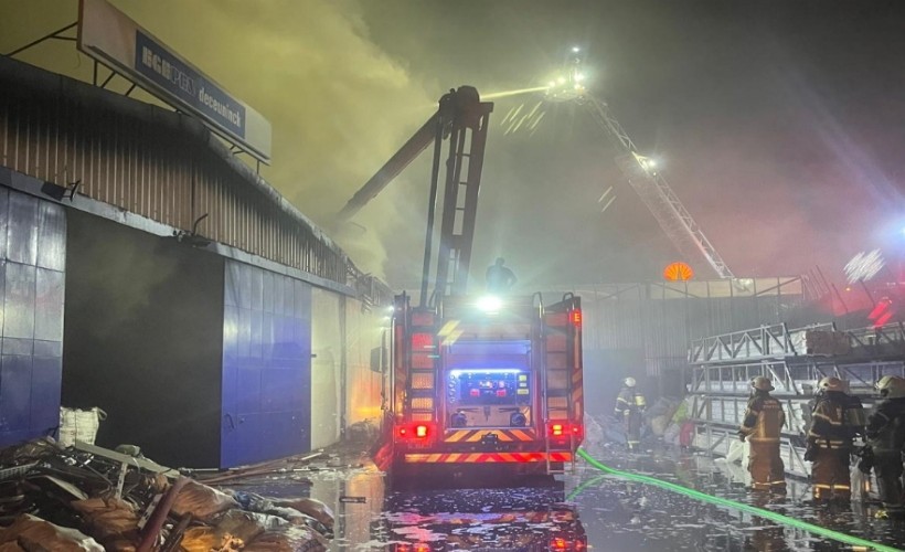 İzmir Büyükşehir Belediyesi itfaiye ekipleri, hafta sonu kentin farklı noktalarında