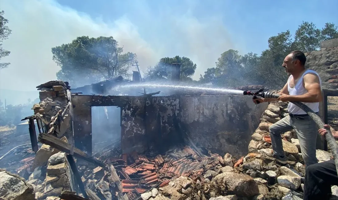 İzmir'in Karaburun ilçesinde çıkan orman yangını yerleşim yerlerine doğru ilerliyor.