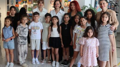 Karabağlar Belediyesi’nin sanat kurslarına katılan kursiyerlerin yıl sonu çalışmalarının sergilendiği
