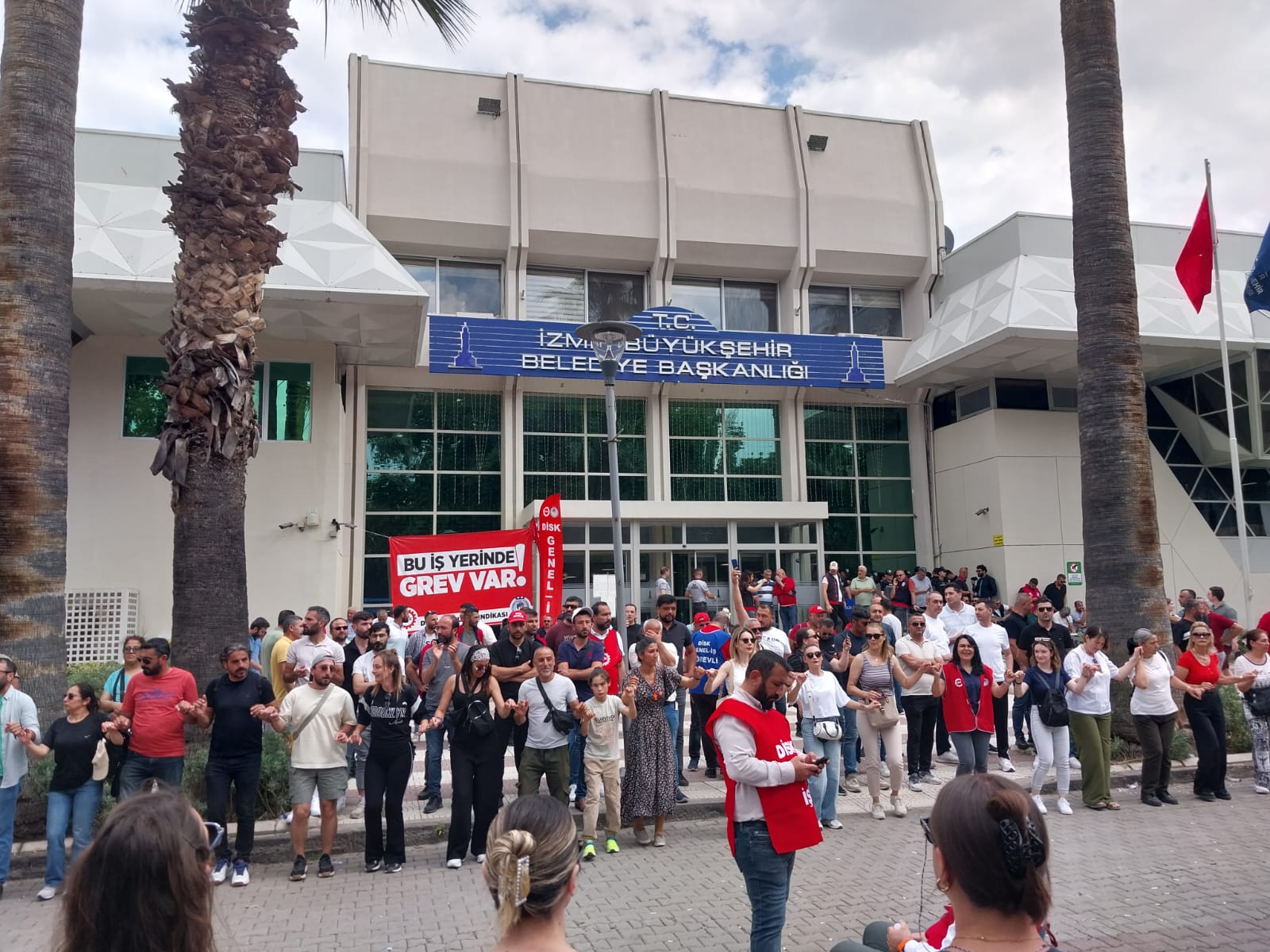 İzmir'de 5 gündür süren belediye işçi grevinde tansiyon yükseliyor. Genel-İş