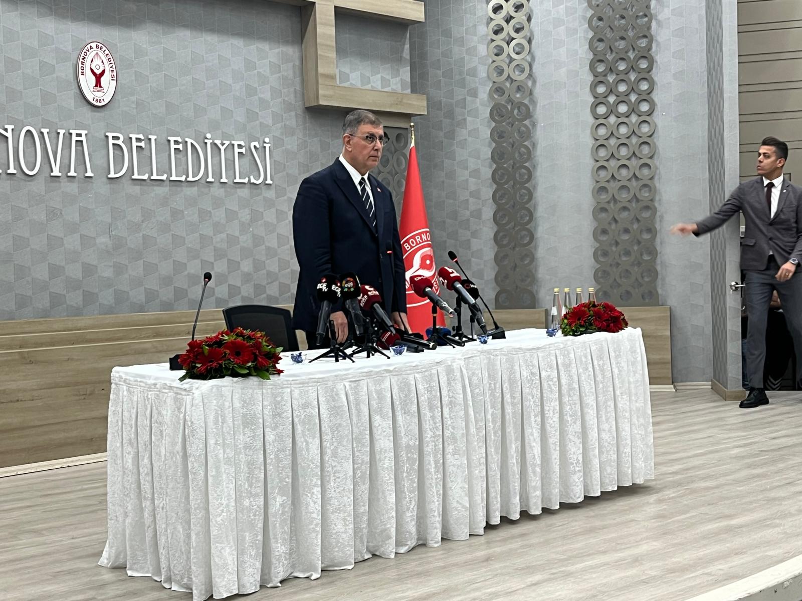 İzmir Büyükşehir Belediye Başkanı Cemil Tugay, beşinci gününe giren belediye