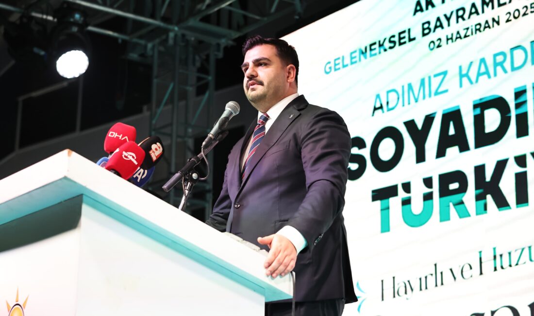 Eyüp Kadir İnan’dan CHP’ye sert eleştiri: “İzmir’de hizmet değil tiyatro var” AK Parti Genel Sekreteri Eyüp Kadir İnan, bayramlaşma töreninde CHP’li