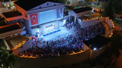 Menderes Belediyesi spor okulları açılışını coşkulu bir gece ile gerçekleştirdi.