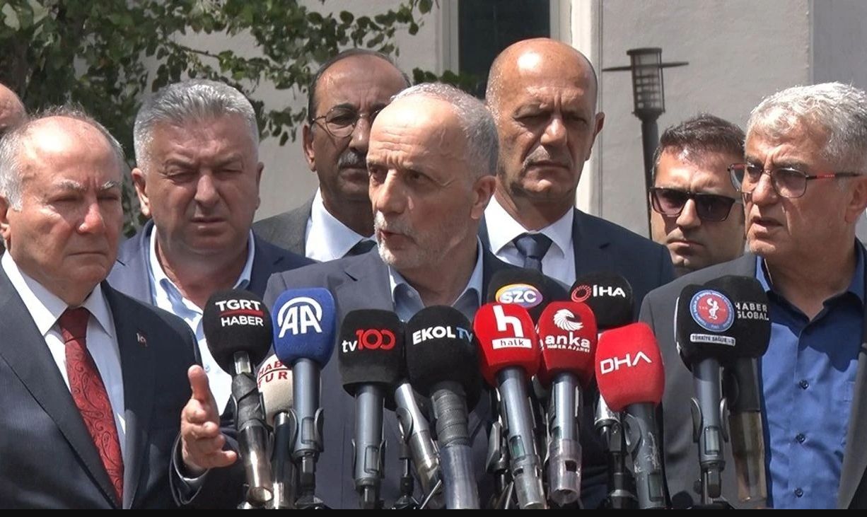 TÜRK-İŞ Genel Başkanı Ergün Atalay, Hazine ve Maliye Bakanlığı önünde
