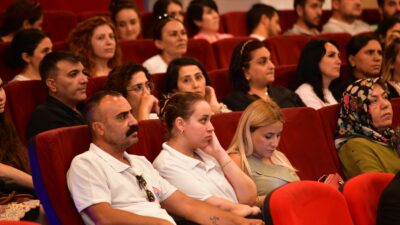 Çiğli Belediyesi’nin düzenlediği seminerde, madde, tütün ve dijital bağımlılığın bireysel