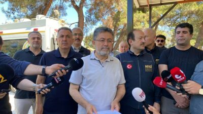 İzmir’deki orman yangınlarında üç kritik noktada yoğun mücadele sürüyor. Bakan