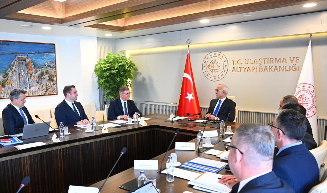 İzmir Büyükşehir Belediye Başkanı Cemil Tugay, Ulaştırma ve Altyapı Bakanı