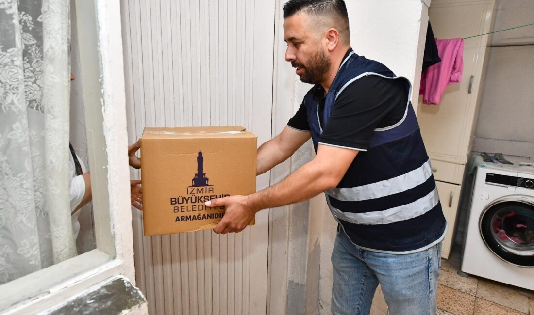 İzmir Büyükşehir Belediyesi, sosyal belediyecilik anlayışıyla dağıttığı gıda kolilerine ek