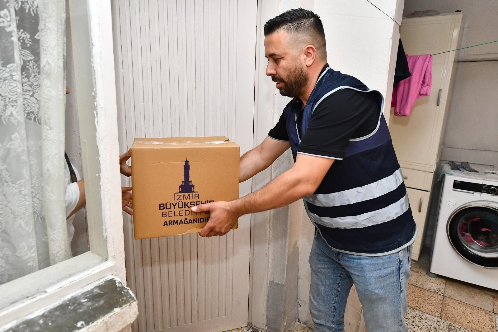 İzmir Büyükşehir Belediyesi, sosyal belediyecilik anlayışıyla dağıttığı gıda kolilerine ek