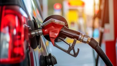 Cumhuriyet Bayramı nedeniyle ertelenen benzin zammı bu gece yürürlüğe giriyor.