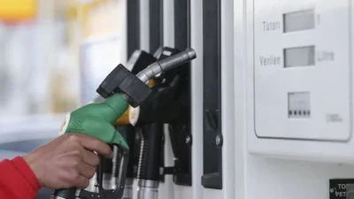 Akaryakıt fiyatlarına gelen son zamla birlikte benzinin litre fiyatı 1