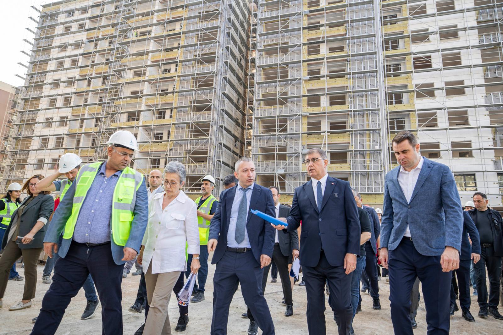 İzmir Büyükşehir Belediye Başkanı Dr. Cemil Tugay, Karşıyaka’da devam eden