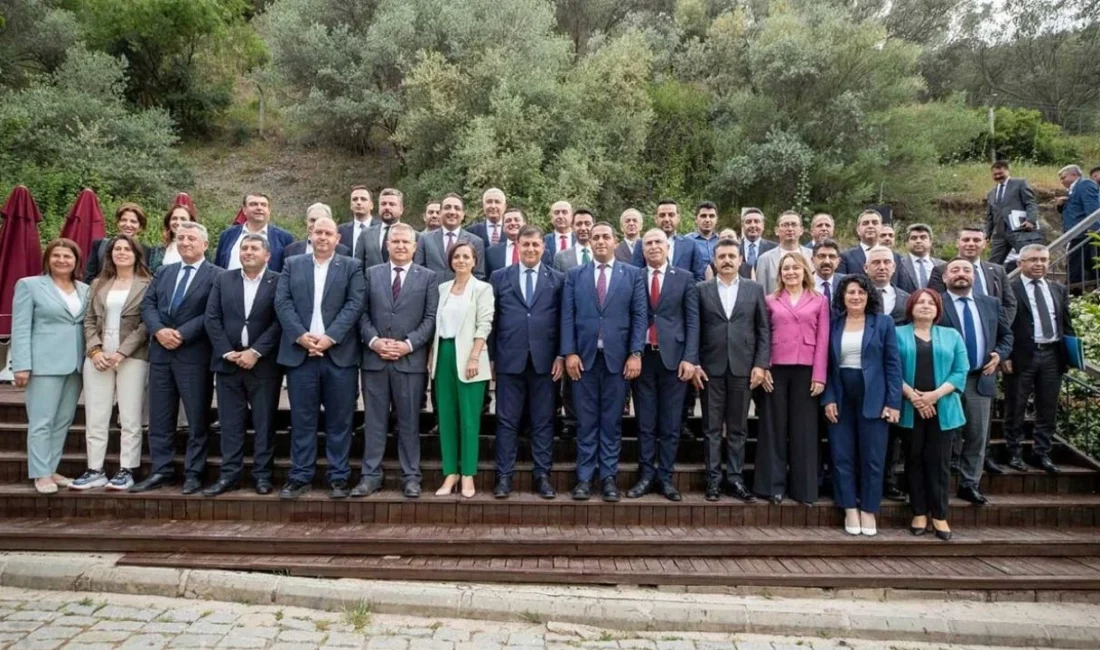 İzmir'de ilçe belediye başkanları, DİSK Genel-İş Sendikası yetkililerinin "Cemil Tugay'la