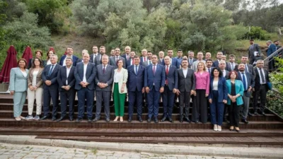 İzmir'de ilçe belediye başkanları, DİSK Genel-İş Sendikası yetkililerinin "Cemil Tugay'la