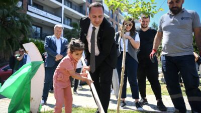 Bornova Belediyesi, kuraklık tehdidine karşı tüm parklarda damla sulama sistemine