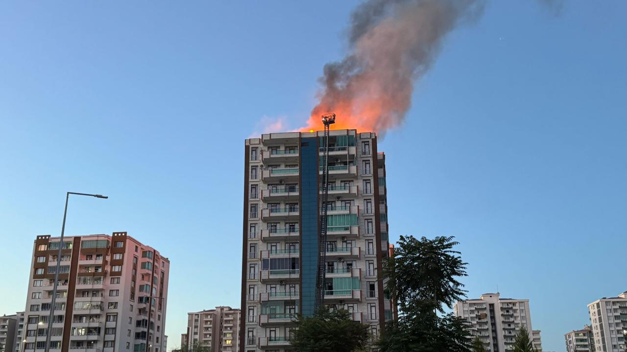 Diyarbakır'ın Kayapınar ilçesinde 13 katlı apartmanda çıkan ve anne ile