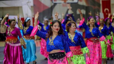 Bayraklı Belediyesi bünyesindeki BASAMAK halk oyunları kursiyerleri, Mustafa Kemal Atatürk