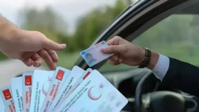 CHP Genel Başkan Yardımcısı Murat Bakan, kimliğine ehliyet bilgisi entegre