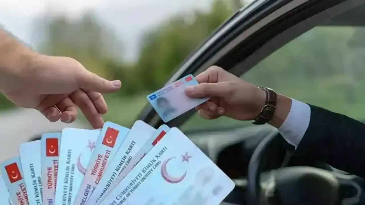 CHP Genel Başkan Yardımcısı Murat Bakan, kimliğine ehliyet bilgisi entegre