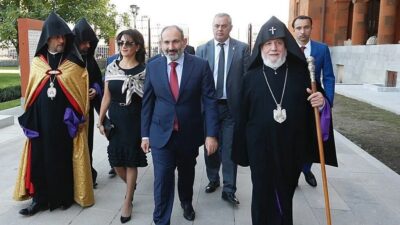 Ermenistan Başbakanı Nikol Paşinyan, Başpiskopos Bagrat Galstanyan'ın liderliğindeki bir grup