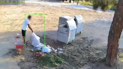 Fethiye'de bazı kişilerin çöpleri konteynerlere atmak yerine etrafa saçtığı anlar