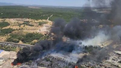 Gaziemir’de bir tesiste çıkan yangınla, evini ateşe veren şahsın başlattığı