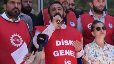 İzmir Büyükşehir Belediyesi'nde süren grev kapsamında, çöp toplama çalışmalarına katılan