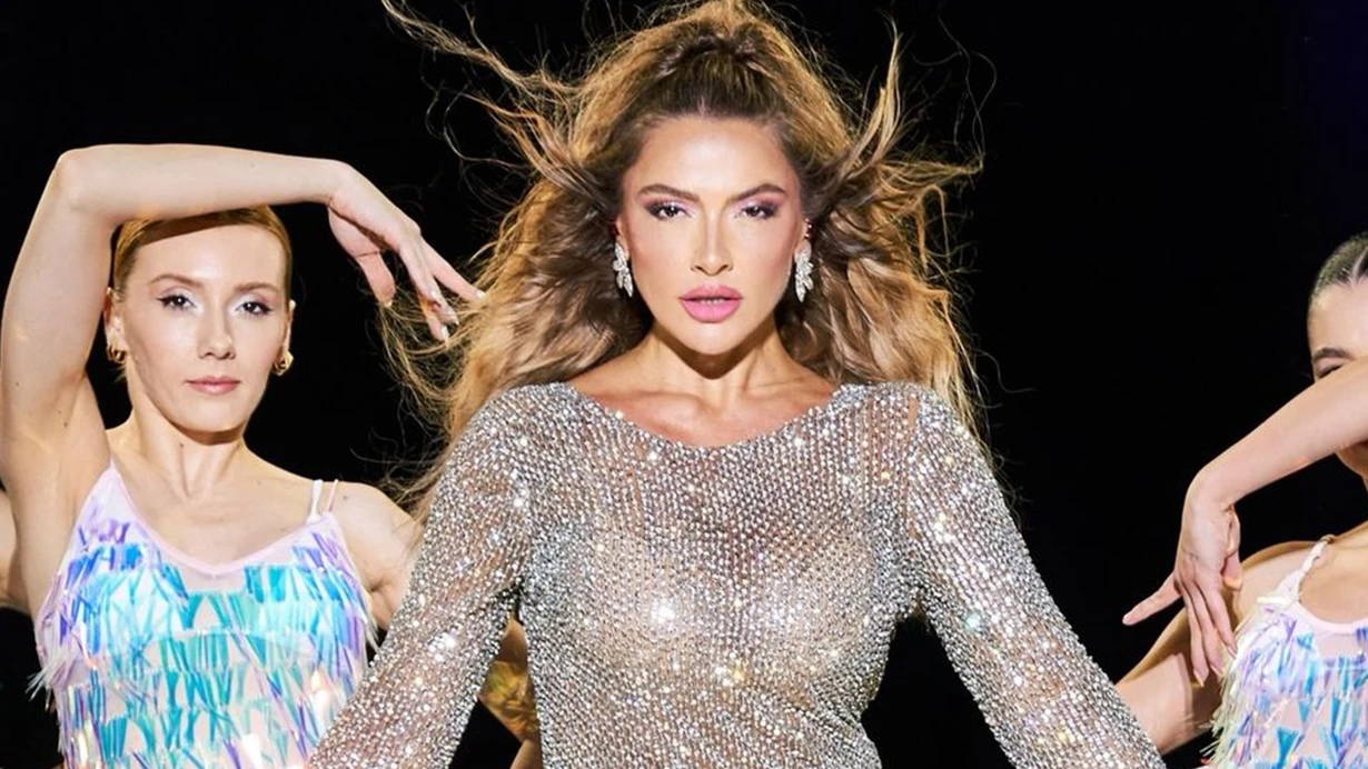 Popüler şarkıcı Hadise, bu akşam Antalya'da vereceği konser öncesi rahatsızlandığını