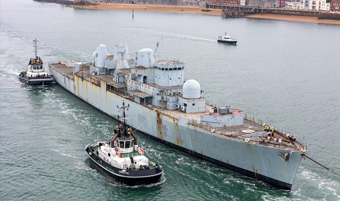 İngiltere Kraliyet Donanması'nın 62 yaşındaki emektar savaş gemisi HMS Bristol,