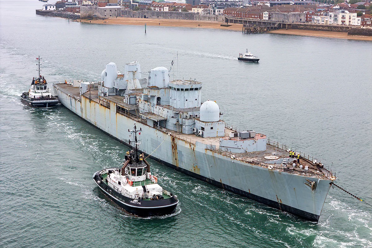 İngiltere Kraliyet Donanması'nın 62 yaşındaki emektar savaş gemisi HMS Bristol,